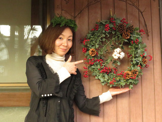 クリスマスリースとはるひちゃん.jpg